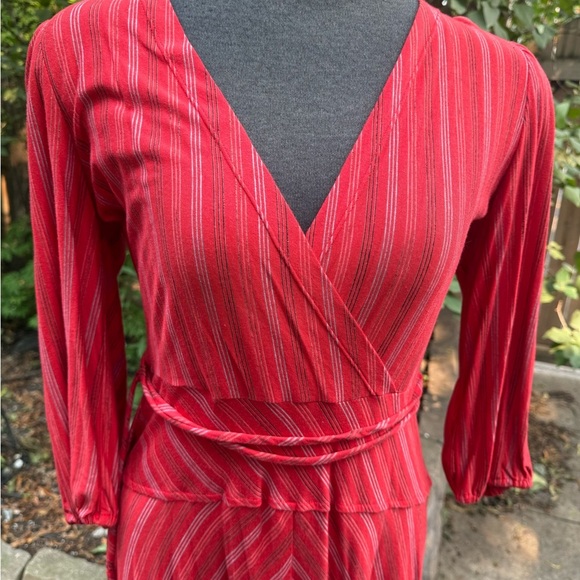 Elegant Red V-Neck Dress - Picture 2 of 9